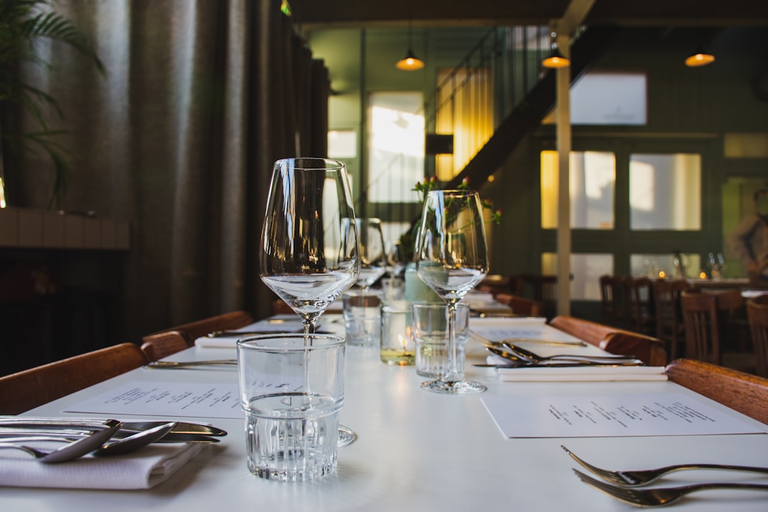 Funkcjonalne wnętrze restauracji z naturalnym światłem