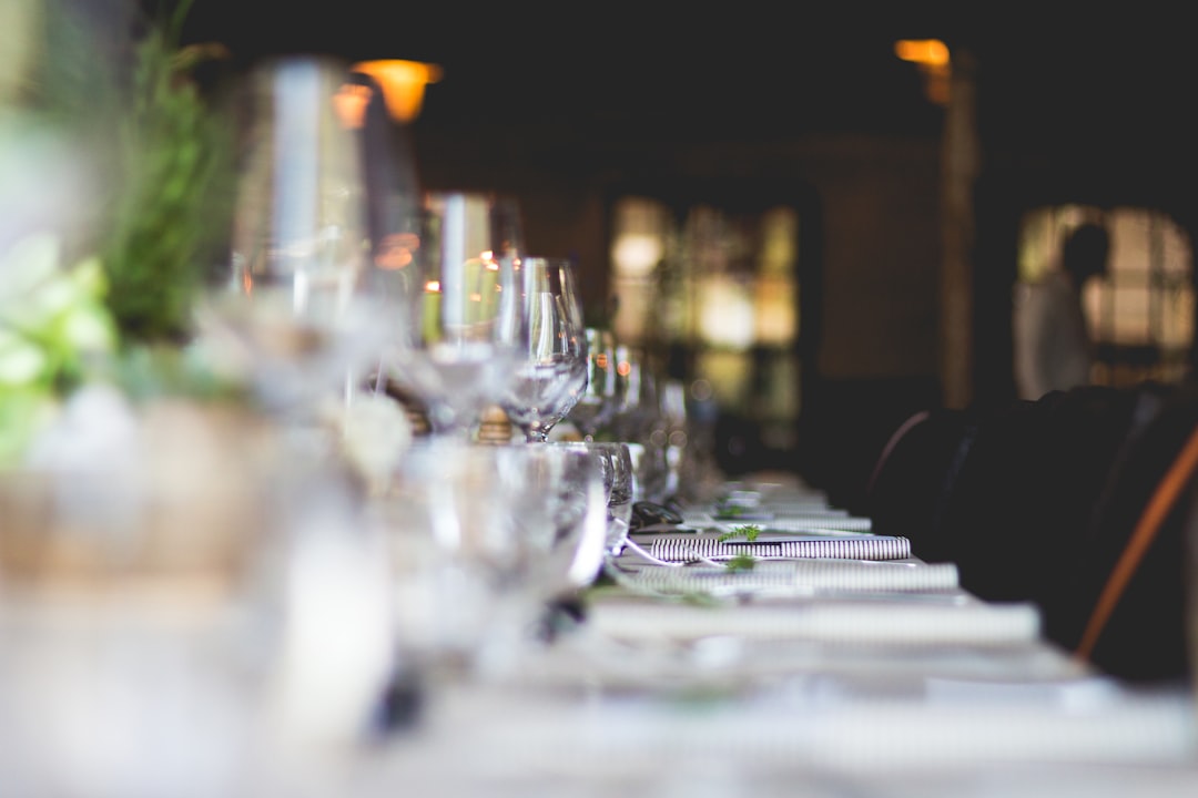 Ciepło oświetlony stół w restauracji z zastawą
